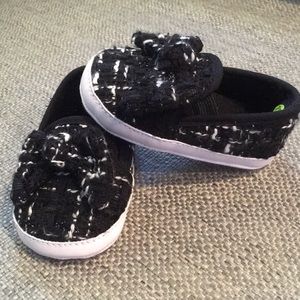 ♦️5/$15♦️NWOT Black/White Shoes